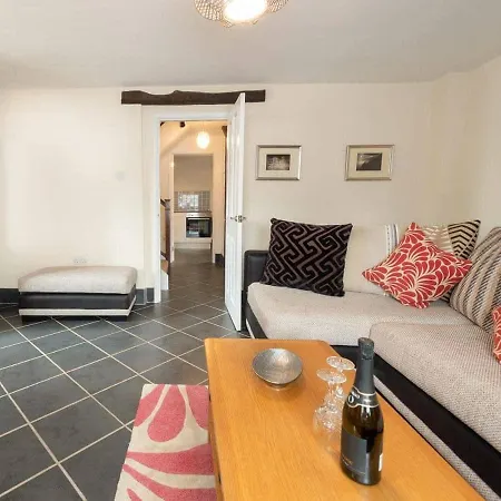 Дом отдыха 2 Mews Cottage *