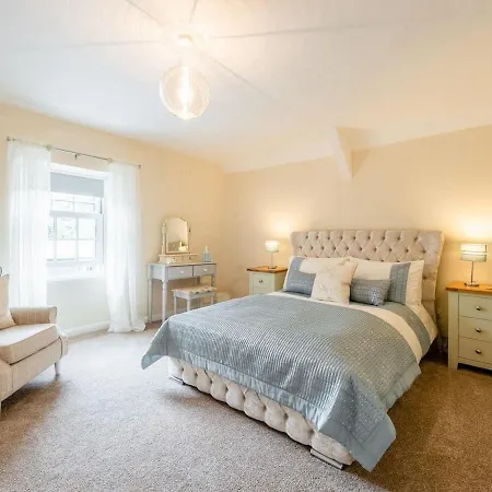 Дом отдыха 2 Mews Cottage *